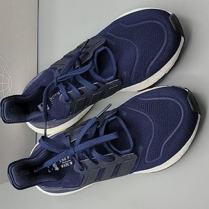 Adidas Ultraboost 22 W in Navy size 8